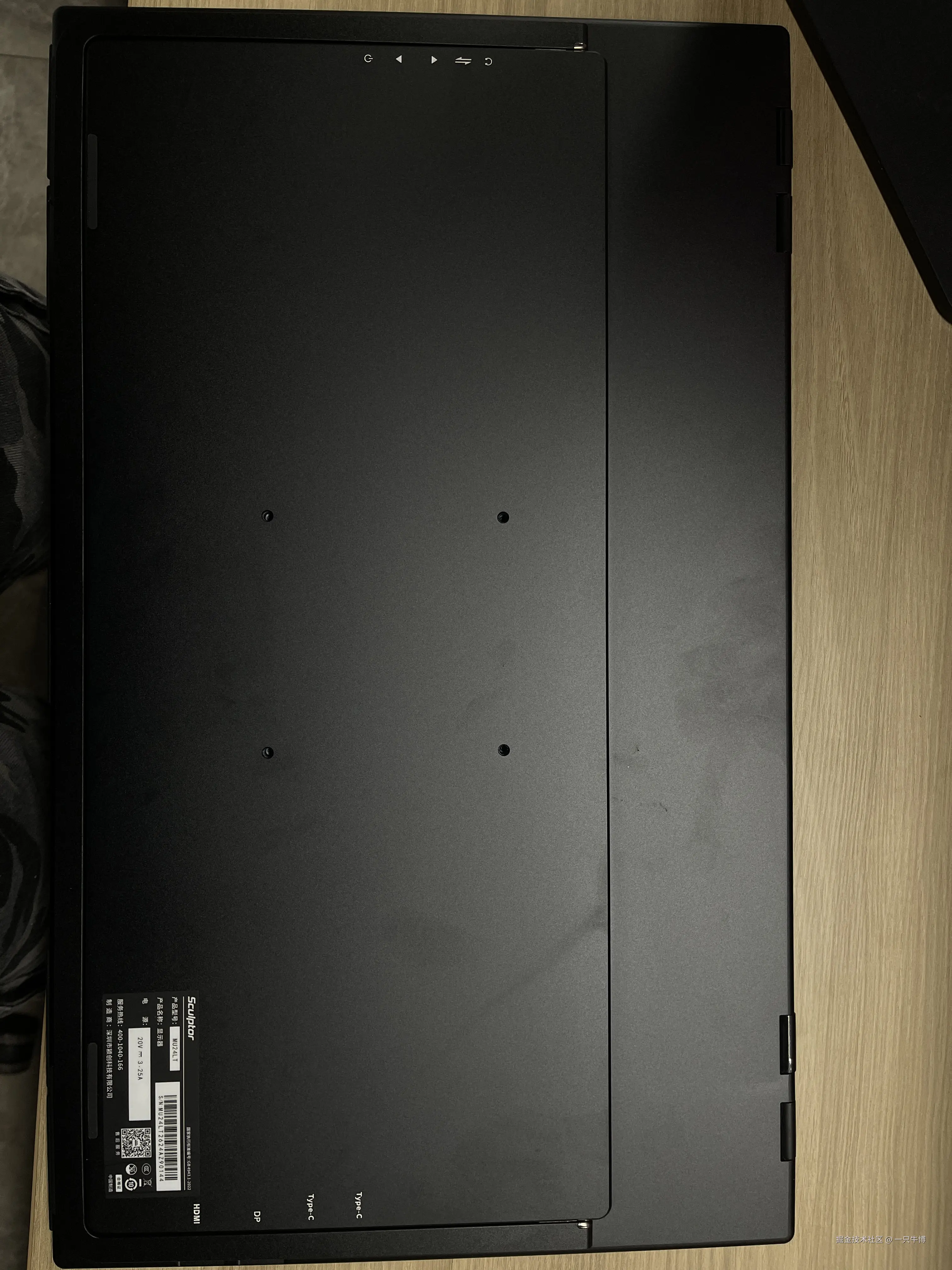 显示器背面，标准VESA壁挂孔，接口一排：两个Type-C、DP、HDMI