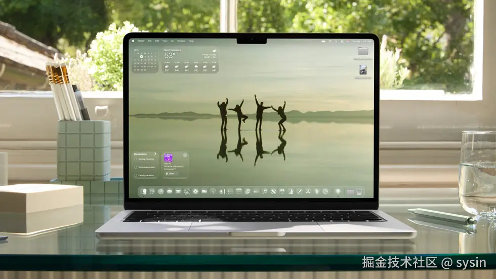 一台 MacBook Pro 上显示着深色调的新设计。