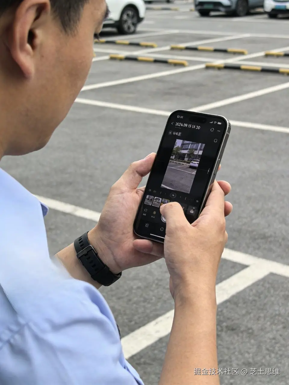 员工手机上整理工作照片，手动标注时间和地点