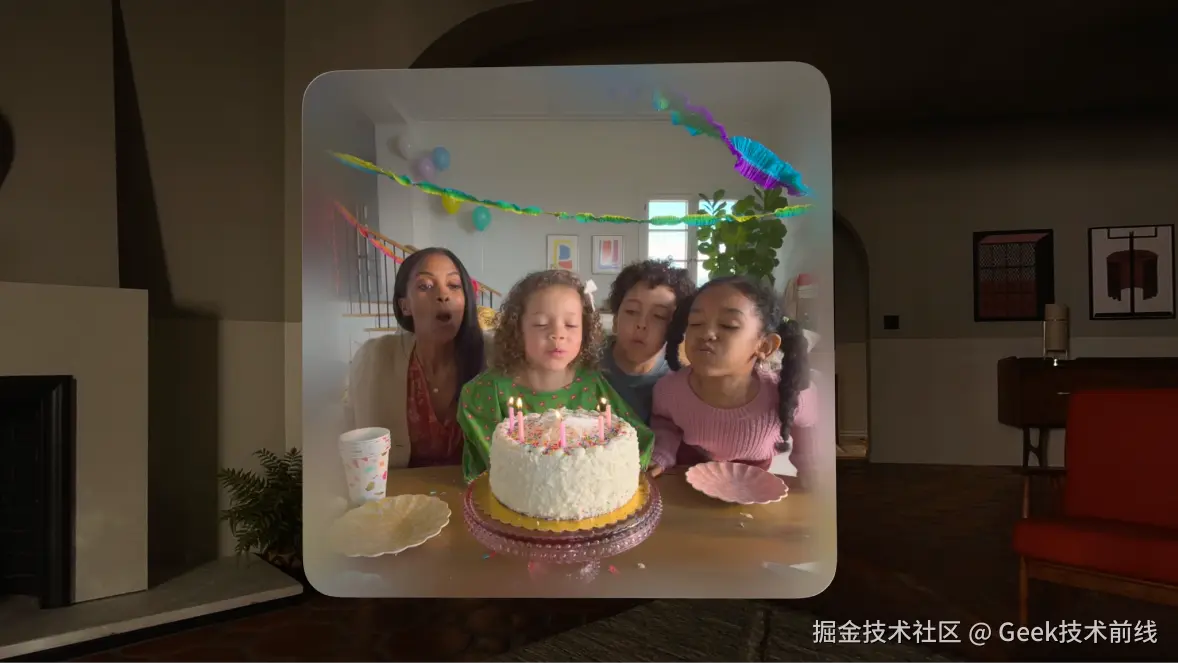 一家人在生日蛋糕上吹蜡烛的照片——照片悬浮在空中一个框架中，背景是一个客厅。这是 WWDC23 主旨演讲中介绍 Apple Vision Pro 的一个片段，展示了空间照片的工作原理。