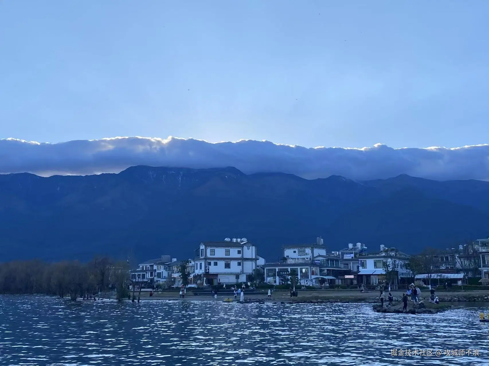 日落前的苍山洱海与民宿