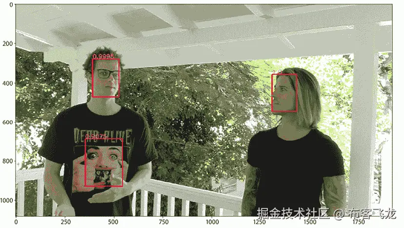 一个人和一个站在门廊下的人  自动生成的描述