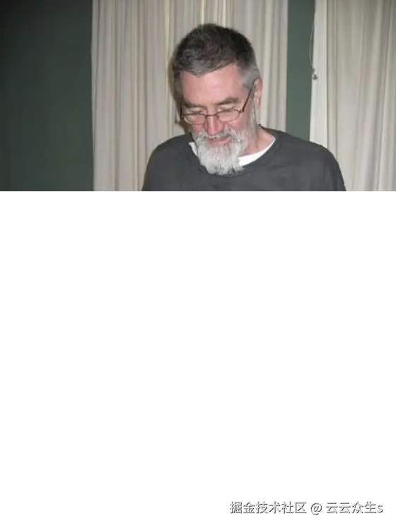 一位老人拿着一个小木柜