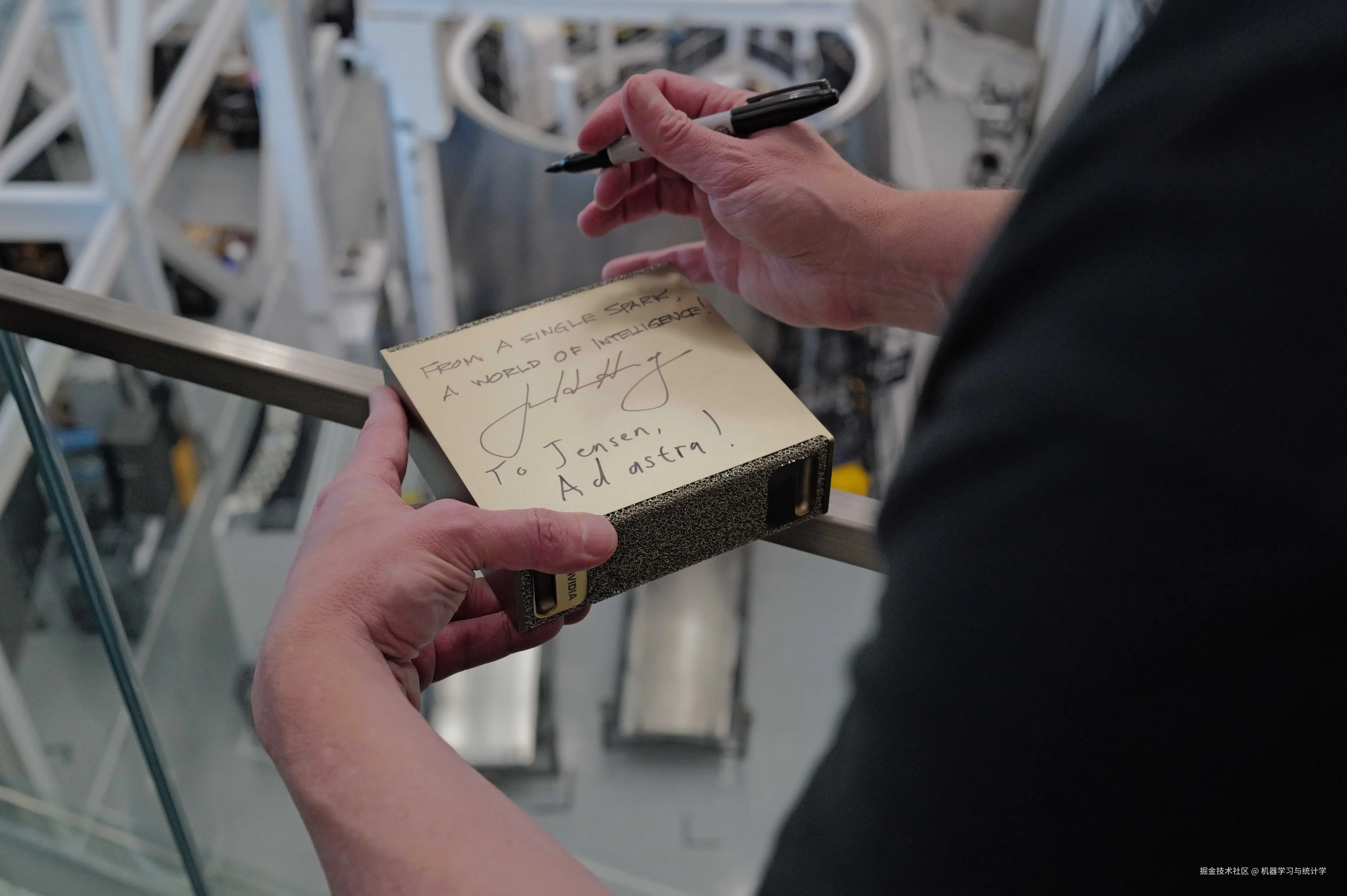 全球最小的 AI 超级计算机——一个可置于办公桌上、性能达千万亿次计算的机箱