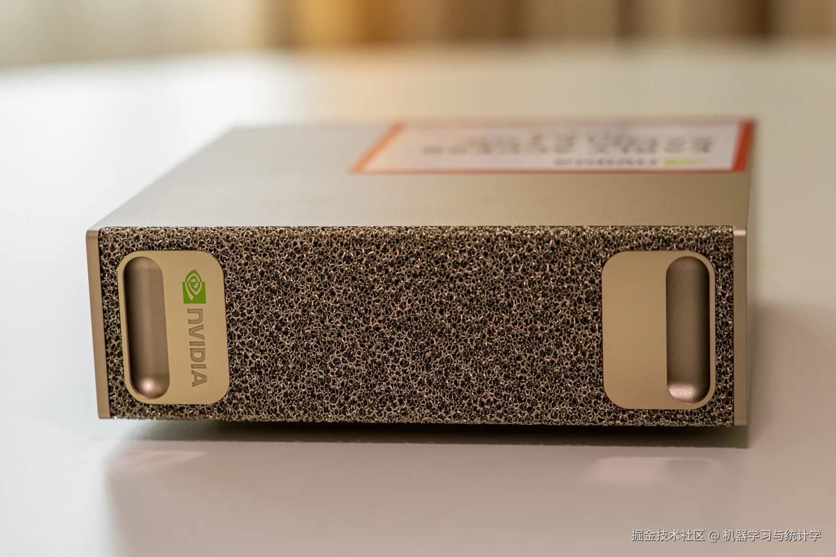 DGX Spark 提供了令人印象深刻的连接选项：一个电源按钮、四个 USB-C 端口（最左侧支持高达 240 瓦功率输出 ）、一个 HDMI 端口、一个 10 千兆以太网 RJ-45 接口 ，以及两个由 NVIDIA ConnectX-7 网卡驱动的 QSFP 端口，最高支持 200 Gbps 速率 。这些接口允许将两台 DGX Spark 设备互连，从而能够运行更大型的 AI 模型。