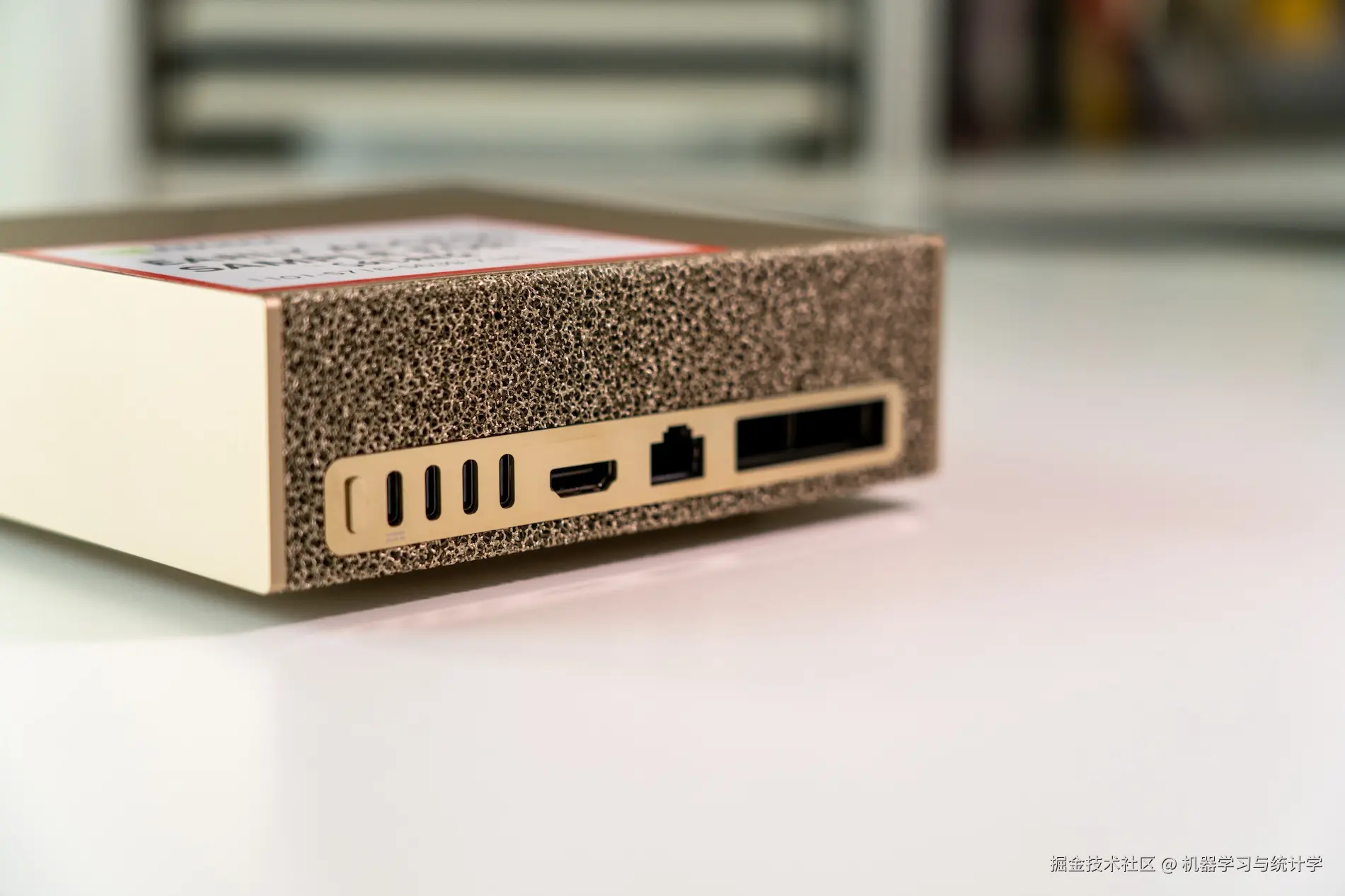 全金属机身配以优雅的香槟金涂层