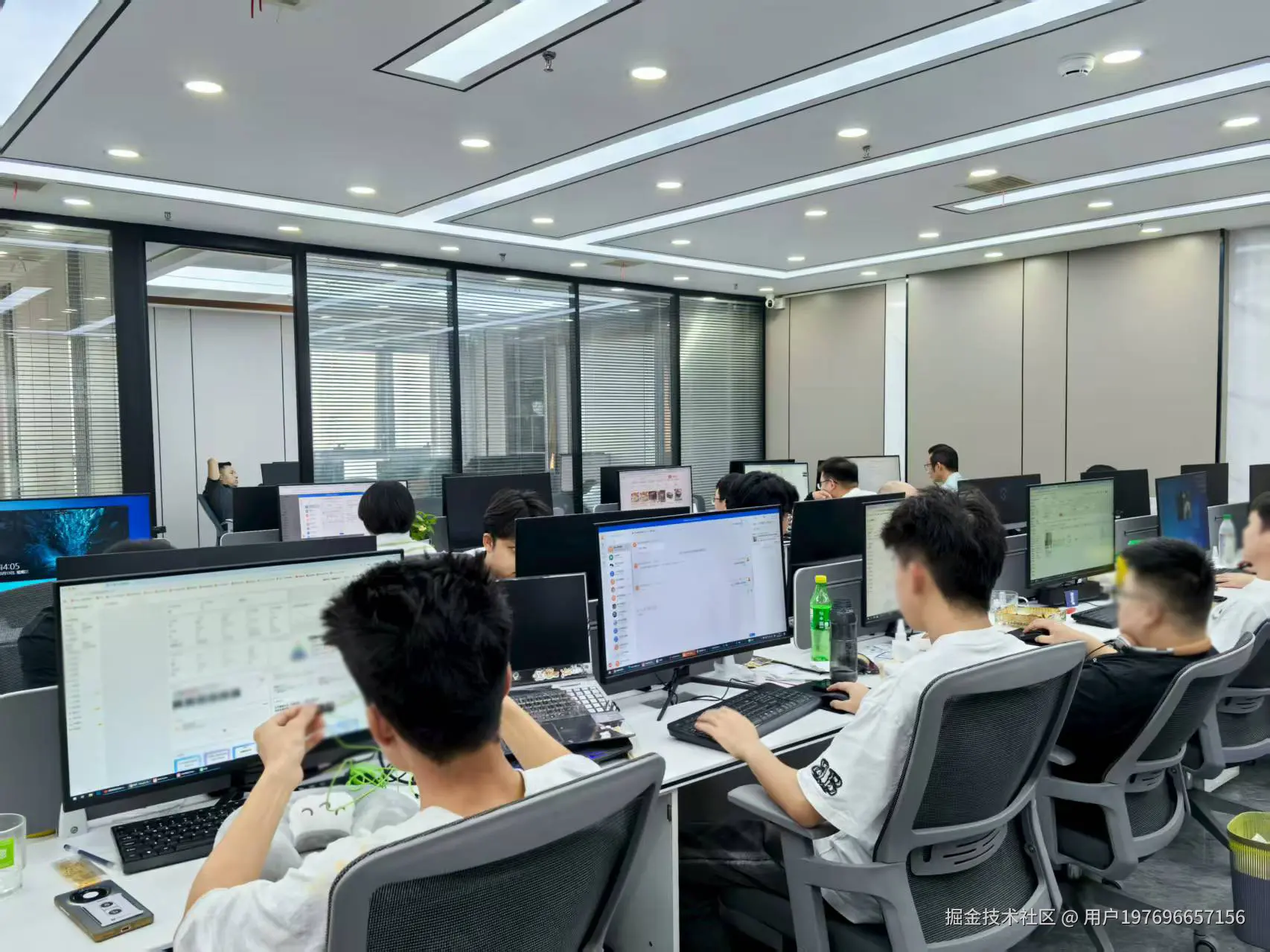 现代办公室工作场景